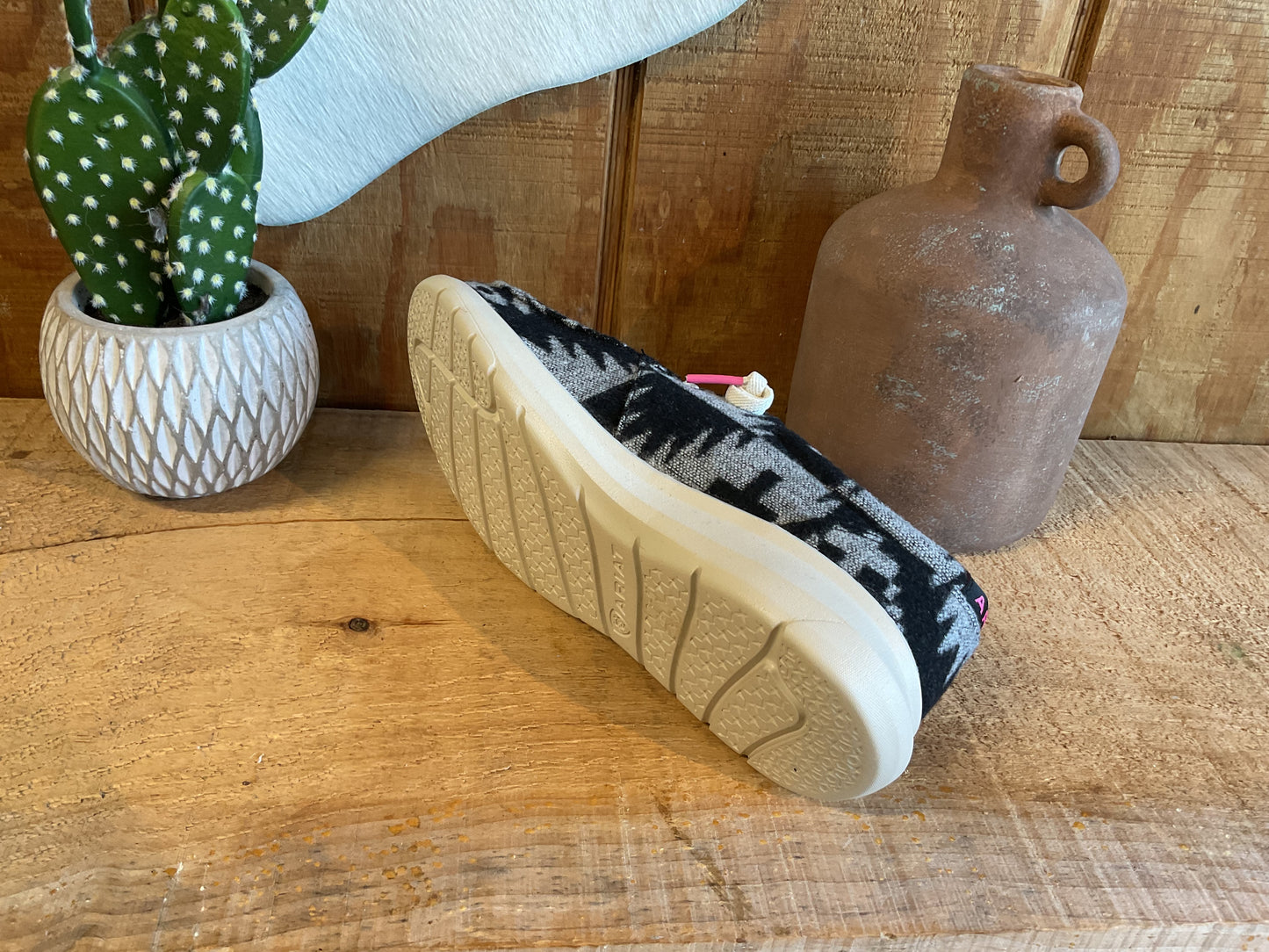 Ariat Women's Hilo Shoe/BLACK & WHITE FLANNEL BLANKET Shoes ariatfootwear Women's Ariat