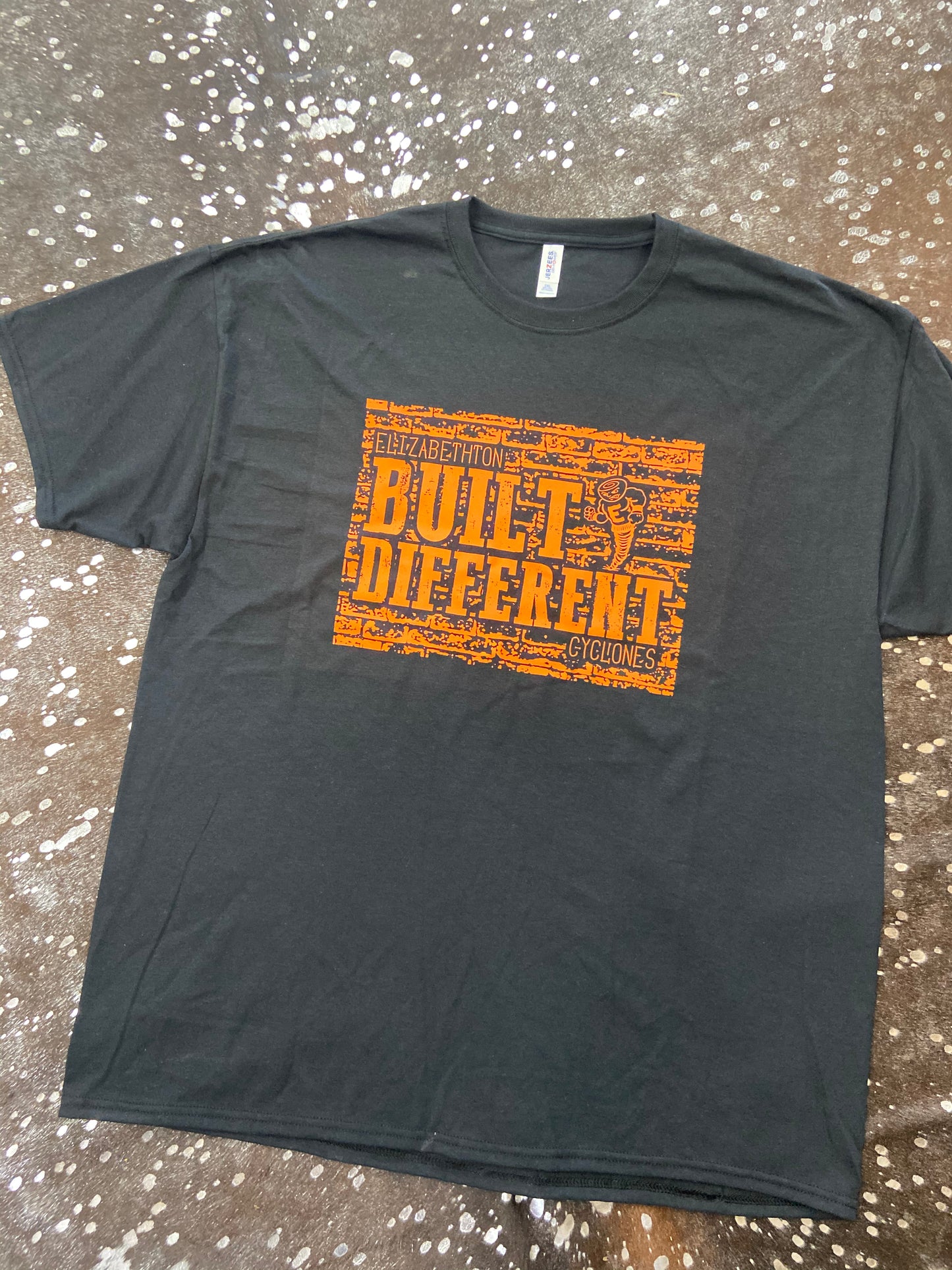 Elizabethton Cy1xwclones T-l,, T-Shirt Black Built Different Tattered Bee Tattered Bee