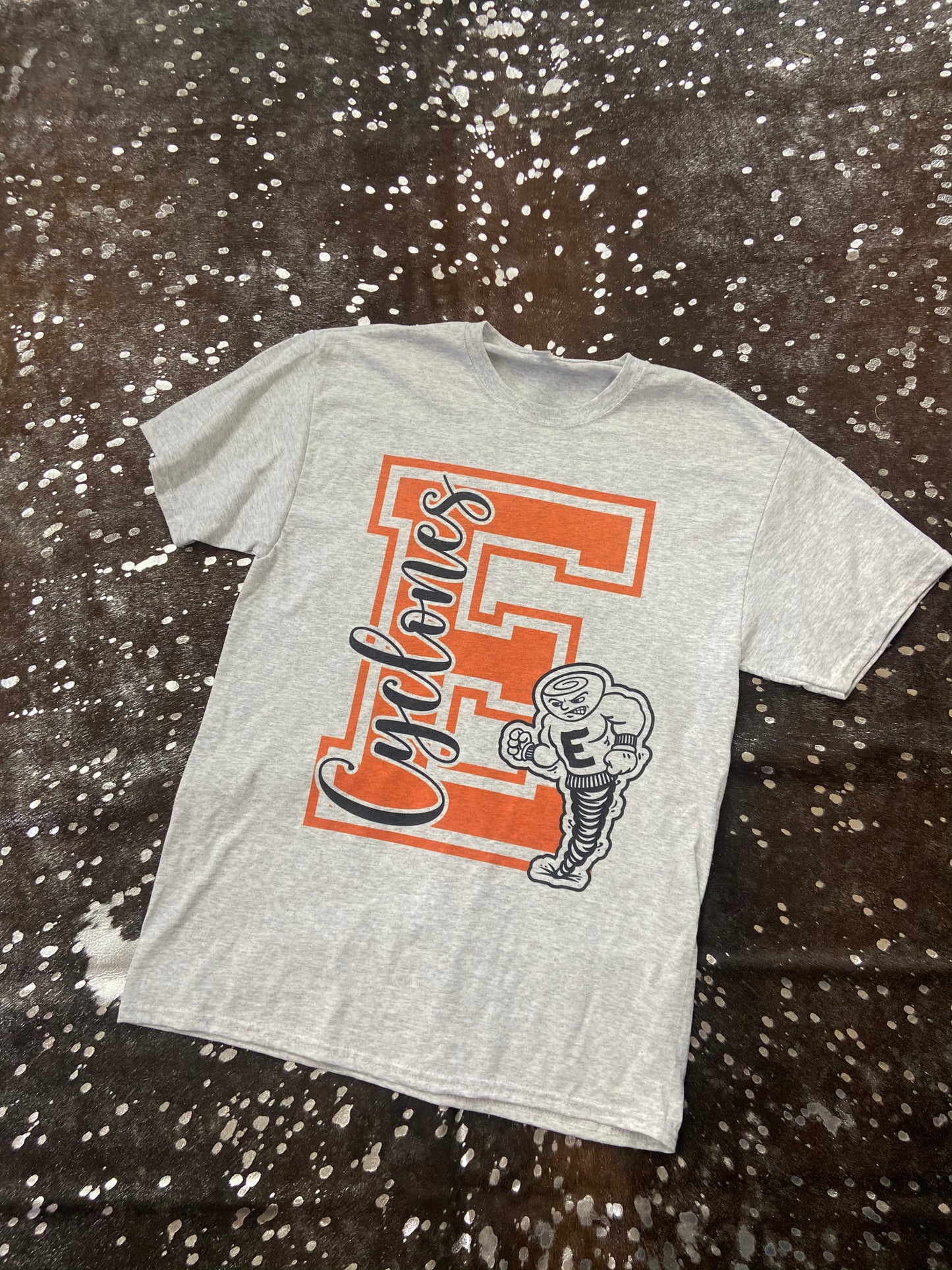 Elizabethton Cy1xwclones T-l,, T-Shirt Light Gray E Cyclones Tattered Bee Tattered Bee