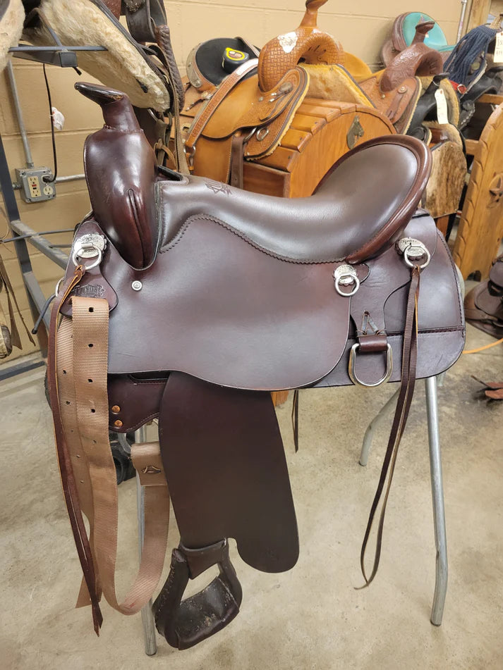New and used Western saddles for horses, showcasing a range of styles and sizes. Features include sturdy leather construction, detailed craftsmanship, and ergonomic design for rider comfort and control.