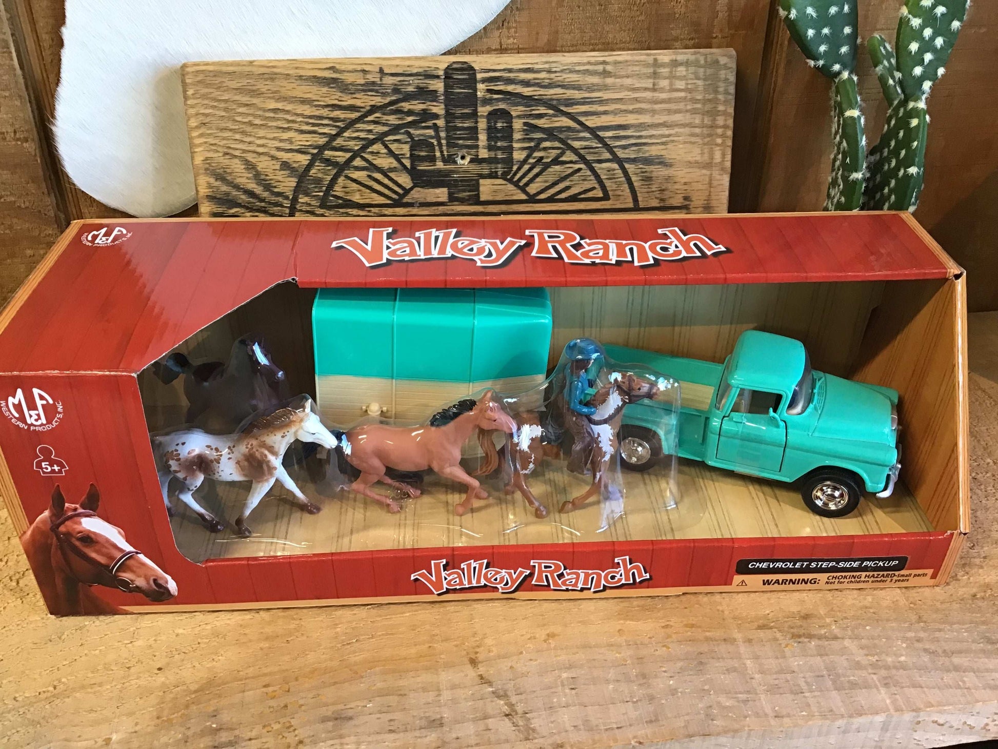 Western Valley Ranch Chevrolet Vintage '55 Pickup & Trailer with Horses Toy 5100007 Toy M & F
