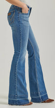 Load image into Gallery viewer, WOMEN&#39;S WRANGLER RETRO® MAE RELEASED HEM MID RISE TROUSER JEAN IN BRIANNA
