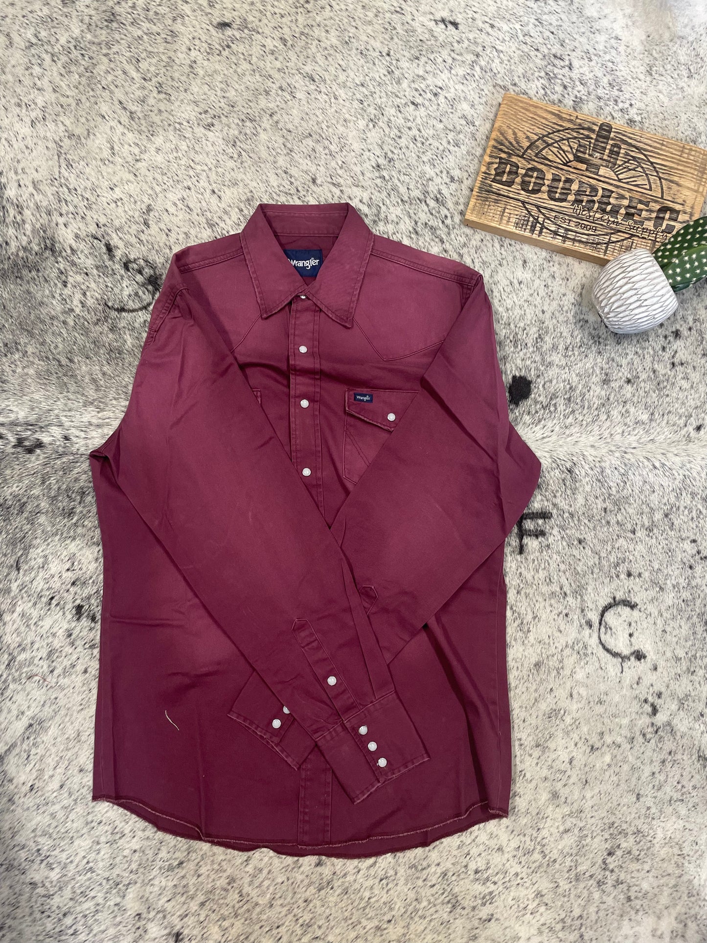 VINTAGE-INSPIRED WESTERN SNAP WORKSHIRT IN BURGUNDY Shirts & Tops Wrangler