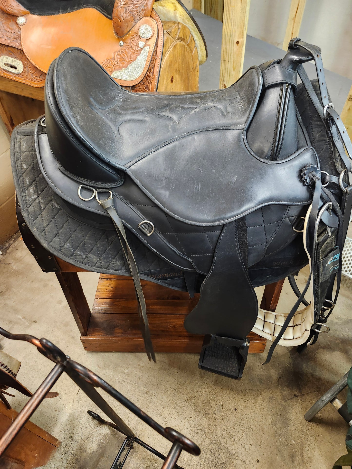 Black Forrest Treeless Endurance/Trail Saddle (used, like new) Double C Western Supply