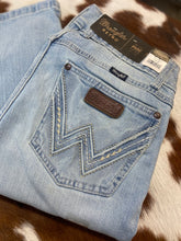 Load image into Gallery viewer, Wrangler retro Mae bootcut jeans light wash
